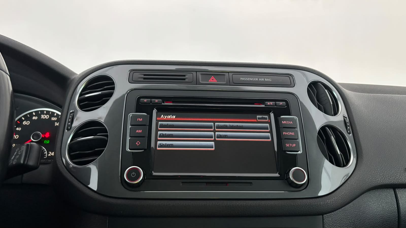 VOLKSWAGEN TIGUAN 8
